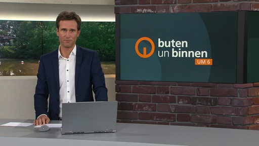 Moderator János Kereszti im buten un binnen Studio. 