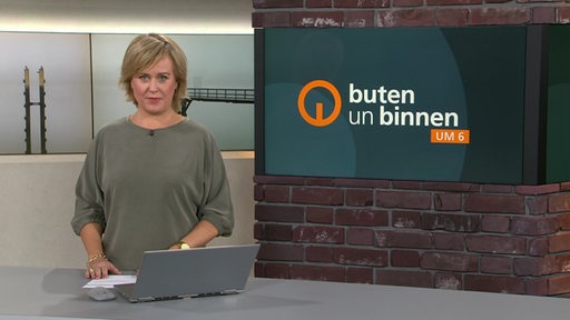 Die Moderatorin Kirsten Rademacher im Studio von buten un binnen.