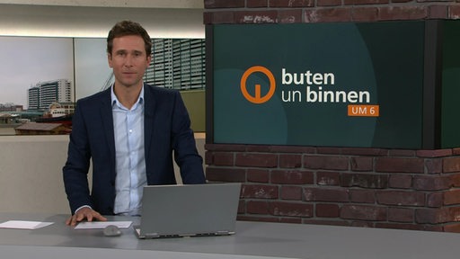 Zu sehen ist der Moderator Janos Kereszti im Studio von buten un binnen.