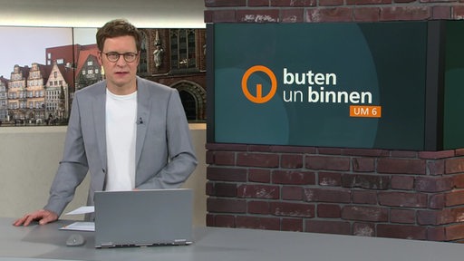 Moderator Felix Krömer im Studio von buten un binnen.