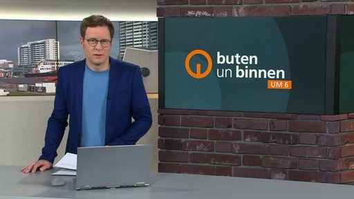 Moderator Felix Krömer im Studio von buten un binnen um sechs. 