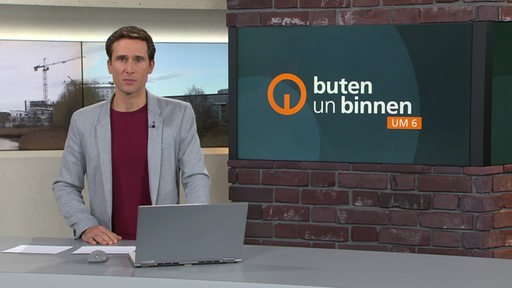 Der Moderator Janos Kereszti im Studio von buten un binnen.