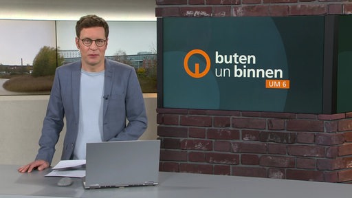 Moderator Felix Krömer im buten un binnen Studio. 