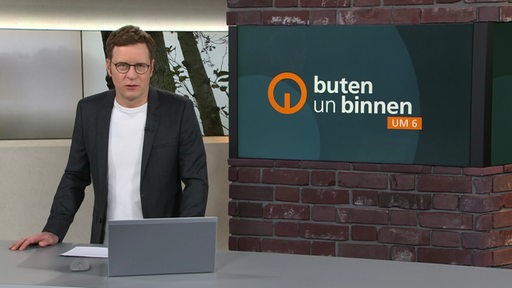 Moderator Felix Krömer im Studio von buten un binnen.