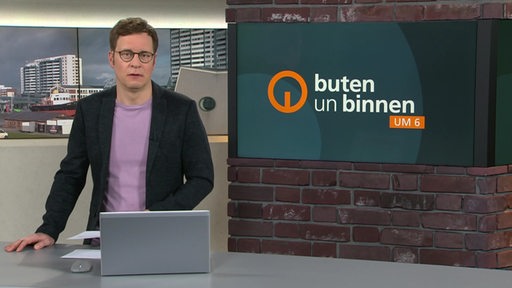 Der Moderator Felix Krömer im Studio von buten un binnen.