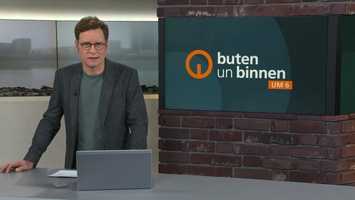 Der Moderator Felix Krömer im Studio von buten un binnen