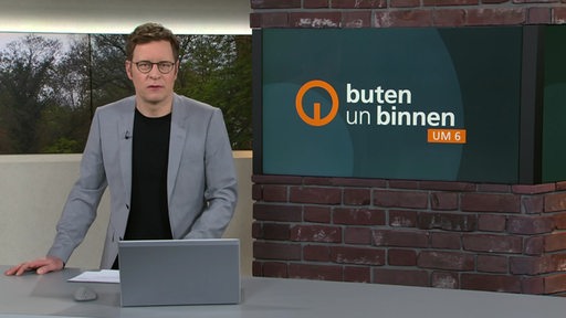 Moderator Felix Krömer im buten un binnen Studio. 