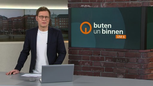 Der Moderator Felix Krömer im Studio von buten un binnen