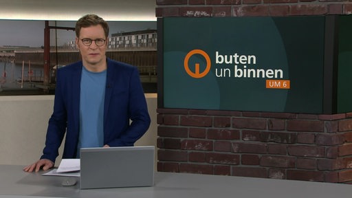 Moderator Felix Krömer im Studio von buten un binnen.