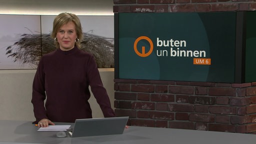 Die Moderatorin Kirsten Rademacher im Studio von buten un binnen.