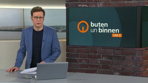 Der Moderator Felix Krömer im Studio von buten un binnen.