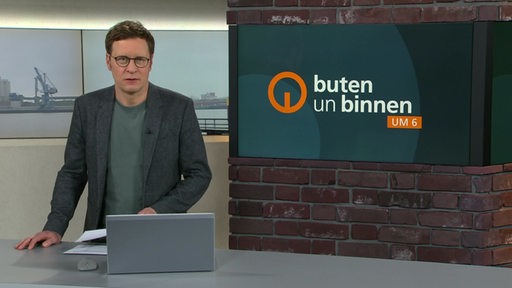 Der Moderator Felix Krömer im Studio von buten un binnen.