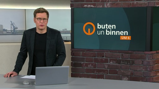 Der Moderator Felix Krömer im Studio von buten un binnen.