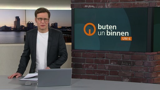 Moderator Felix Krömer im buten un binnen Studio. 