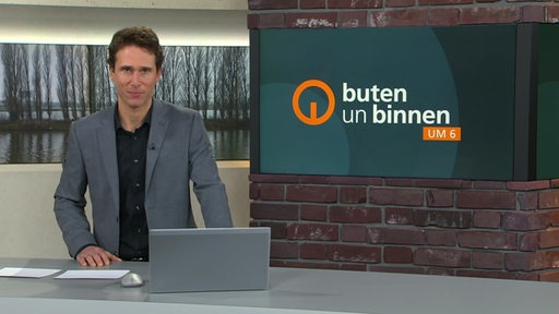 Moderator János Kereszti im buten un binnen Studio. 