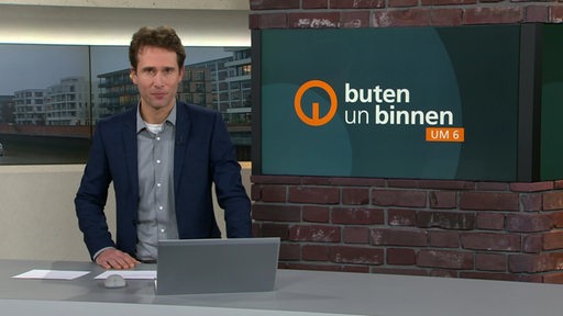 Moderator János Kereszti im Studio von buten un binnen.