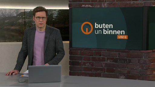 Moderator Felix Krömer im Studio von buten un binnen