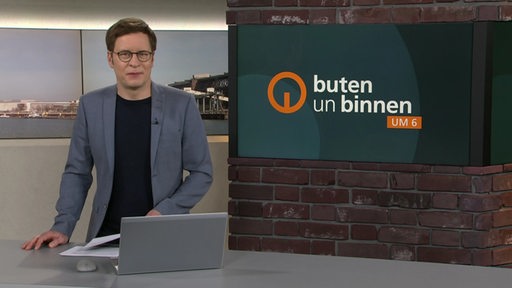 Moderator Felix Krömer im Studio von buten un binnen um sechs. 