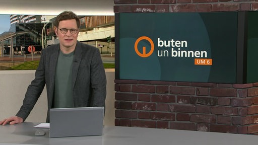 Zu sehen ist der Moderator Felix Krömer im Studio von buten un binnen.