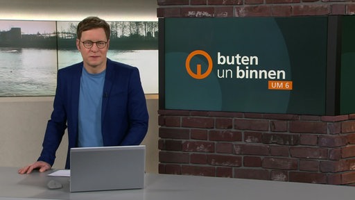 Zu sehen ist der Moderator Felix Krömer im Studio von buten un binnen.