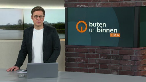 Zu sehen ist der Moderator Felix Krömer im Studio von buten un binnen.