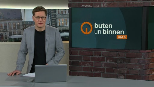 Der Moderator Felix Krömer im Studio von buten un binnen.