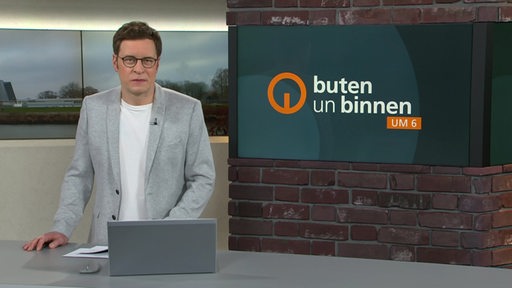 Der  Moderator Felix Krömer im Studio von buten un binnen.