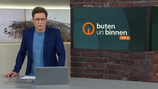 Der Moderator Felix Krömer im Studio von buten un binnen.