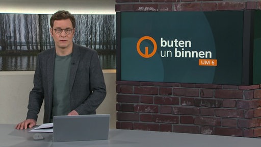 Der Moderator Felix Krömer im Studio von buten un binnen.