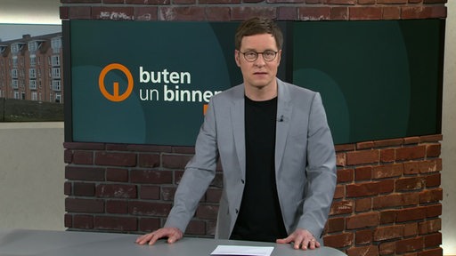 Der Moderator Felix Krömer im Studio von buten un binnen.