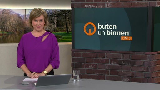 Die Moderatorin Kirsten Rademacher im Studio von buten un binnen.