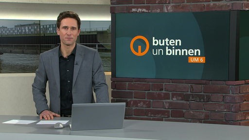 Moderator János Kereszti im buten un binnen Studio. 