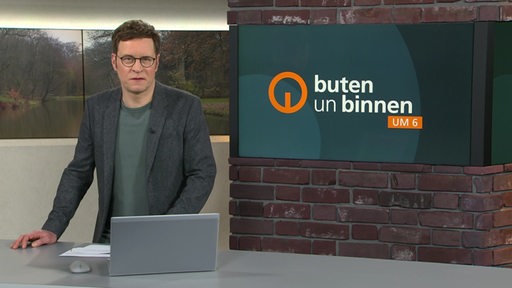 Moderator Felix Krömer im Studio von buten un binnen.