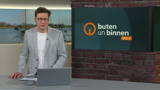 Der Moderator Felix Krömer im Studio von buten un binnen