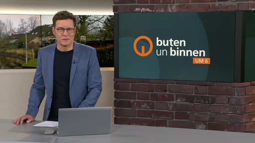 Moderator Felix Krömer im Studio von buten un binnen.