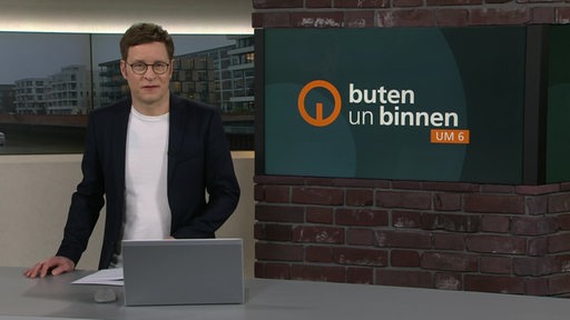 Der Moderator Felix Krömer im Studio von buten un binnen