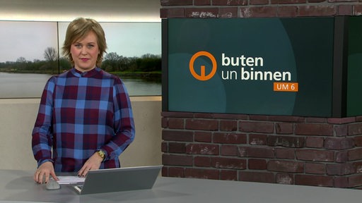 Moderatorin Kirsten Rademacher im Studio von buten un binnen 