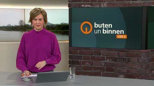 Moderatorin Kirsten Rademacher im Studio von buten un binnen.