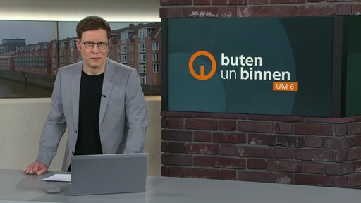 Der Moderator Felix Krömer im Studio von buten un binnen.