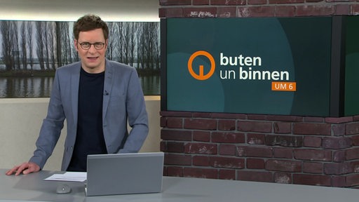 Moderator Felix Krömer im Studio von buten un binnen 