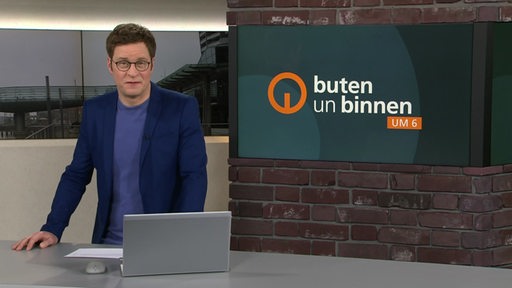 Der Moderator Felix Krömer im Studio von buten un binnen.