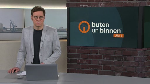 Moderator Felix Krömer im Studio von buten un binnen.