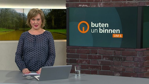 Moderatorin Kirsten Rademacher im Studio von buten un binnen. 