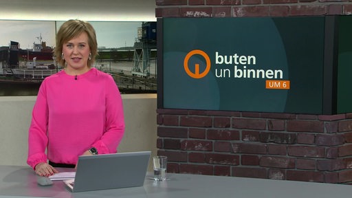 Die Moderatorin Kirsten Rademacher im Studio von buten un binnen.