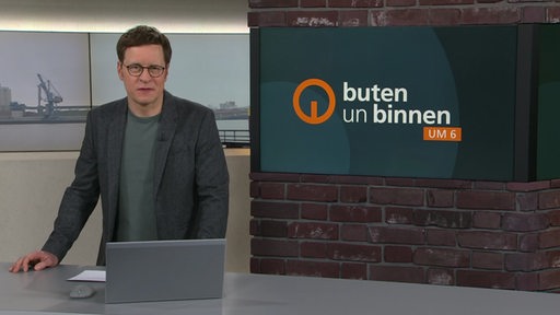 Zu sehen ist der Moderator felix Krömer im Studio von buten un binnen.