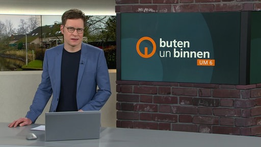 Moderator Felix Krömer im Studio von buten un binnen.