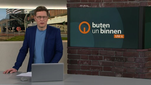 Moderator Felix Krömer im Studio von buten un binnen