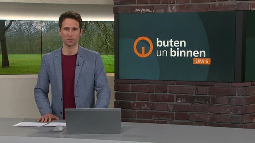 Der Moderator János Kereszti im Studio von buten un binnen.