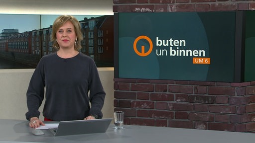 Moderatorin Kirsten Rademacher im Studio von buten un binnen.