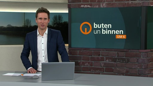 Moderator Janos Kereszti im Studio von buten un binnen.